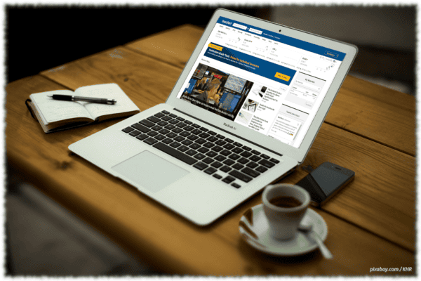 barchart.com produktiv im Trading nutzen - Features, Kosten, Erfahrungen (2025) Schreibtisch mit Notebook und Mobilphone. Am Notebook ist die Homepage von barchart.com zu erkennen