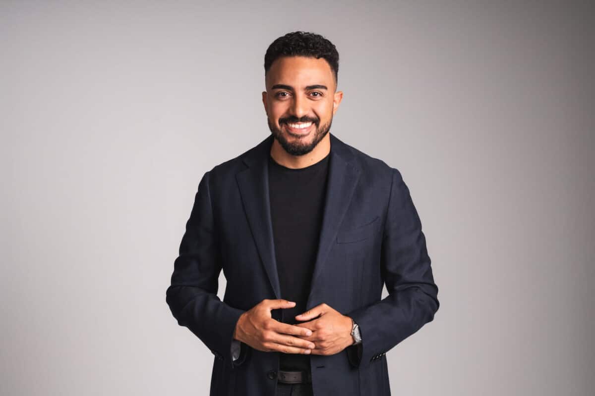 ibrahim „ibo“ ahmiane als porträtbild vor einem grauen hintergrund