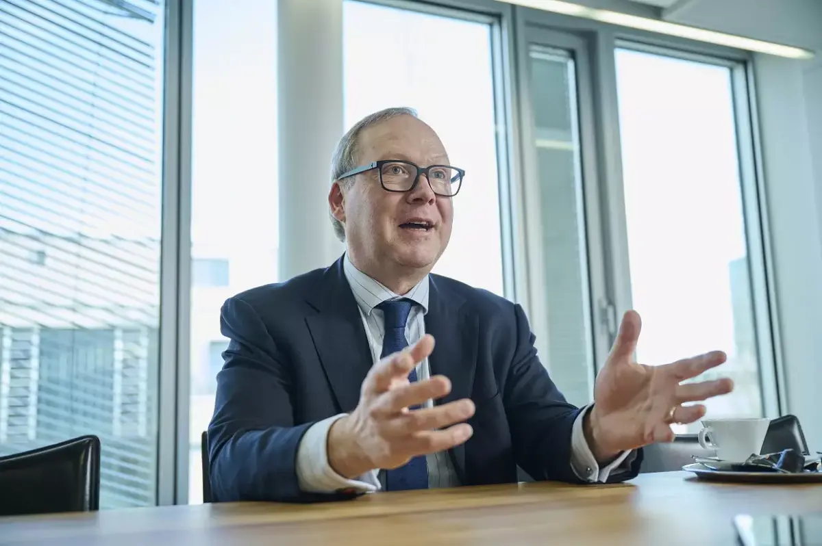max otte in einem büro als gründer der max otte fonds