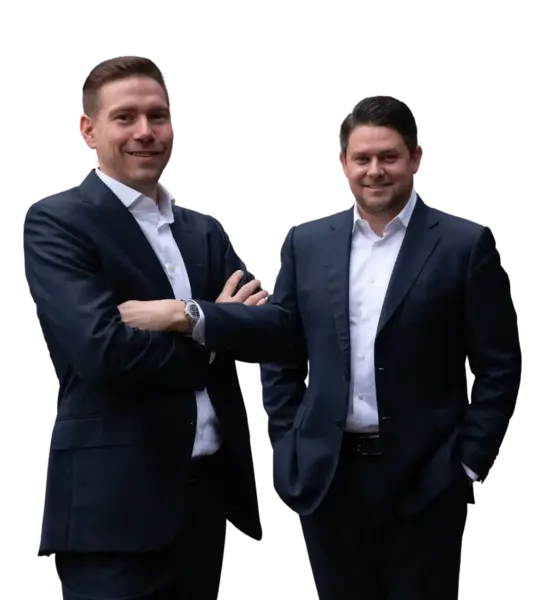 marco boesing und daniel kahlig im anzug auf einem gemeinsamen bild als geschäftsführer von mada trading 