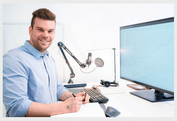 Eichhorn Coaching Erfahrungen - Blick auf das Angebot (2025) Bild von Alexander Eichhorn bei der Arbeit