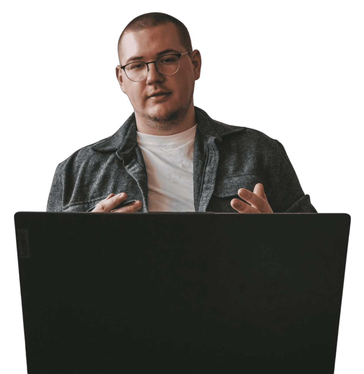 robin hess vor einem laptop mit freigestelltem hintergrund