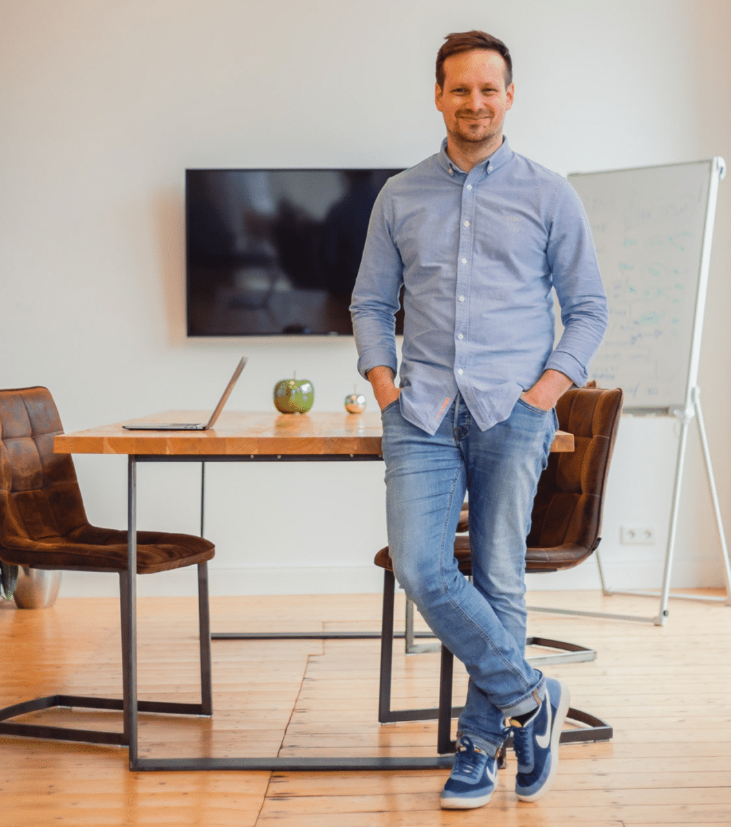 der gründer von der bullenmarkt benedict bäuerlein in seinem büro vor einem konferenz tisch