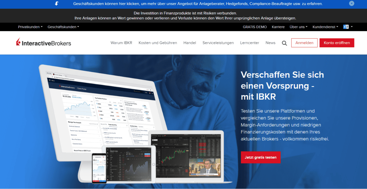 Screenshot der Interactive Brokers Website mit der Überschrift 'Verschaffen Sie sich einen Vorsprung – mit IBKR'. Ein lächelnder Mann im Hintergrund und verschiedene Geräte (Laptop, Tablet, Smartphone) mit der Trading-Plattform von IBKR. Roter Button mit der Aufschrift 'Jetzt gratis testen'. Unten der Hinweis: 'Hier kannst du dich für ein Demokonto bei Interactive Brokers anmelden