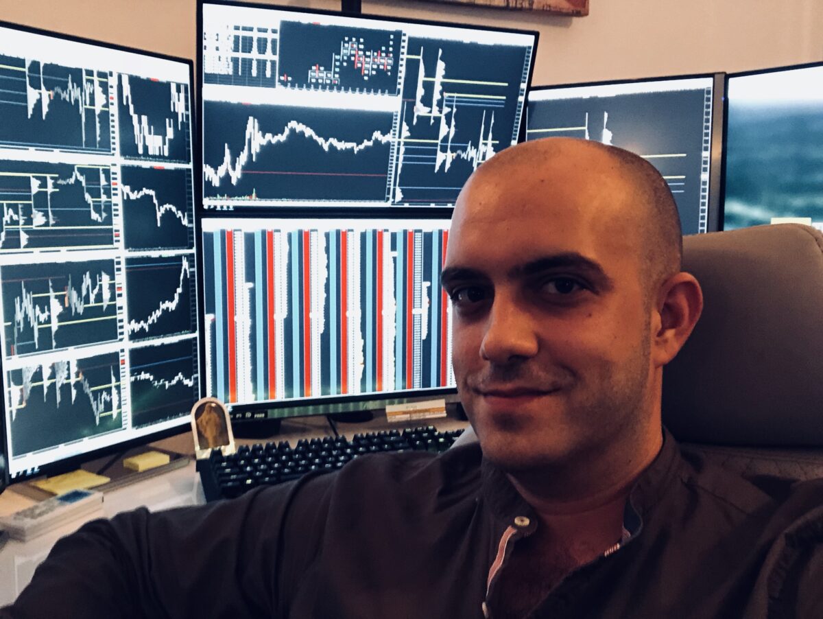 Ivan Brzovic, IB-Trader sitzt vor seinen Monitoren