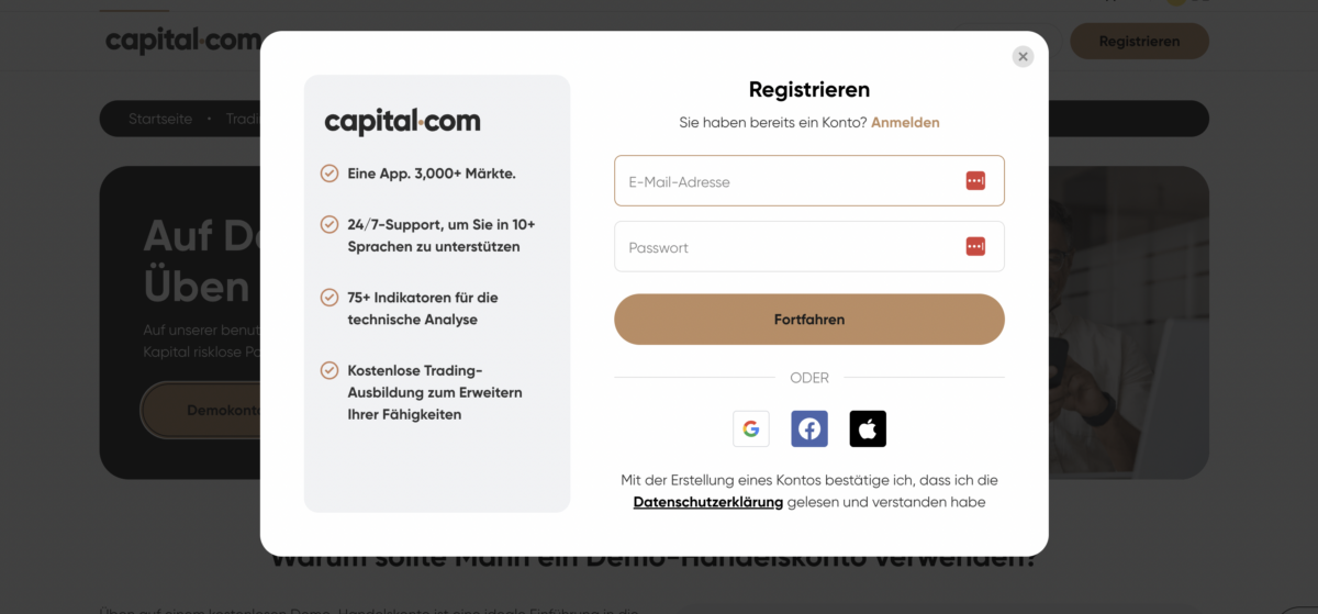 Registrierungsformular auf der Webseite von Capital.com. Nutzer können sich mit E-Mail und Passwort anmelden oder über Google, Facebook oder Apple registrieren. Links werden die Vorteile der Plattform aufgelistet, darunter der Zugang zu 3.000+ Märkten, 24/7-Support, über 75 technische Indikatoren und kostenlose Trading-Ausbildung. Der 'Fortfahren'-Button ist in Braun gehalten.