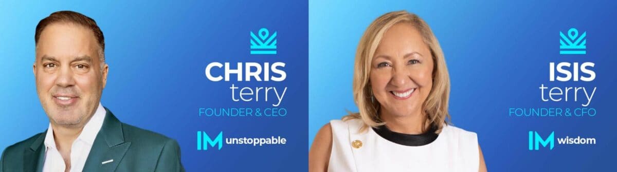 Porträt von Chris Terry (Founder & CEO) und Isis Terry (Founder & CFO) vor einem blauen Hintergrund mit ihren Namen und Titeln. Der Text darunter besagt: 'Die beiden Terrys gründeten das Unternehmen gemeinsam im Jahr 2013