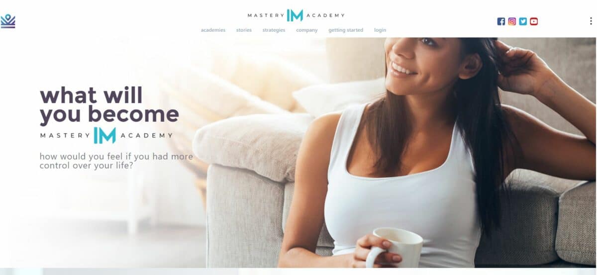 Startseite der IM Mastery Academy mit einer jungen Frau, die lächelnd auf einem Sofa sitzt und eine Tasse hält. Der Slogan 'What will you become' ist sichtbar. Darunter die Überschrift eines Artikels: 'Die IM Academy im Test – Mega-Chance oder Betrug?