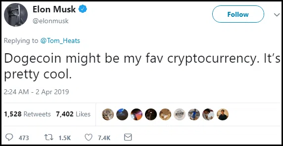 Das Bild zeigt einen Screenshot des Tweets von Elon Musk, der den Dogecoin-Kurs massiv beeinflusste.