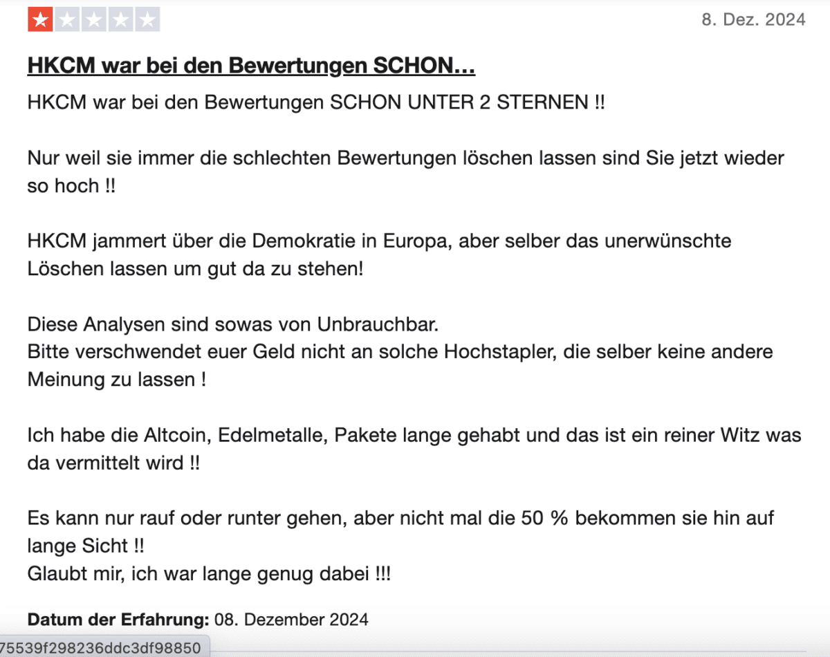 Screenshot einer 1-Stern-Bewertung zu HKCM auf Trustpilot. Der Rezensent kritisiert, dass das Unternehmen negative Bewertungen löschen lasse, seine Analysen als unbrauchbar bezeichnet und davor warnt, Geld in Altcoin- und Edelmetall-Pakete zu investieren.
