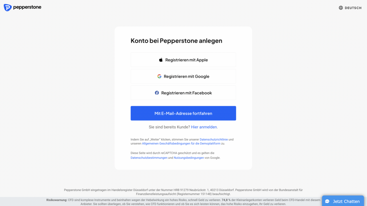 Anmeldeseite für ein Pepperstone-Konto. Nutzer können sich mit Apple, Google oder Facebook registrieren oder mit einer E-Mail-Adresse fortfahren. Ein blauer Button mit der Aufschrift 'Mit E-Mail-Adresse fortfahren' befindet sich in der Mitte. Unten gibt es rechtliche Hinweise zur Datenschutzrichtlinie, den Geschäftsbedingungen und eine Risikowarnung zum CFD-Handel.