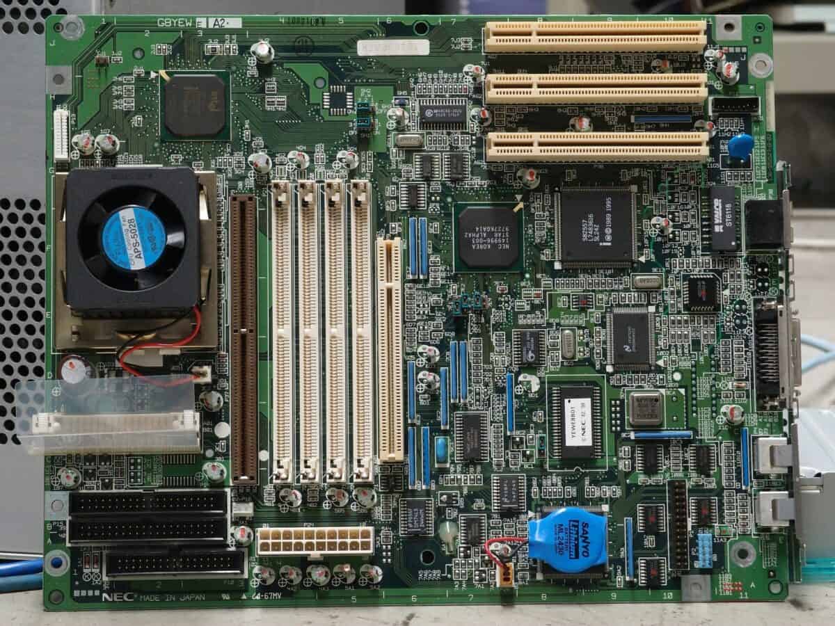 Das Bild zeigt die Hardware eines Computers. 