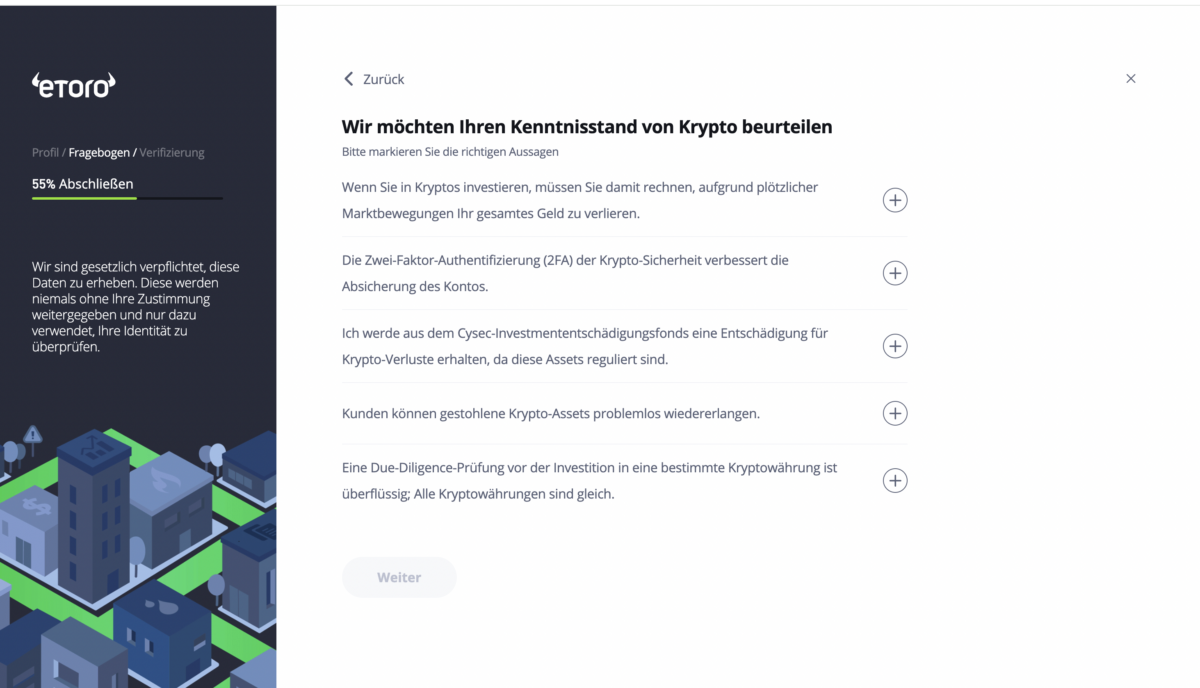 eToro-Fragebogen zur Bewertung des Verständnisses für den Kryptohandel. Das Formular enthält mehrere Aussagen zu Marktrisiken, Zwei-Faktor-Authentifizierung (2FA), Investmentfonds, Diebstahl von Krypto-Assets und Due-Diligence-Prüfungen. Links ist eine Illustration von Gebäuden mit Finanzsymbolen. Ein Fortschrittsbalken zeigt, dass die Verifizierung zu 55 % abgeschlossen ist.