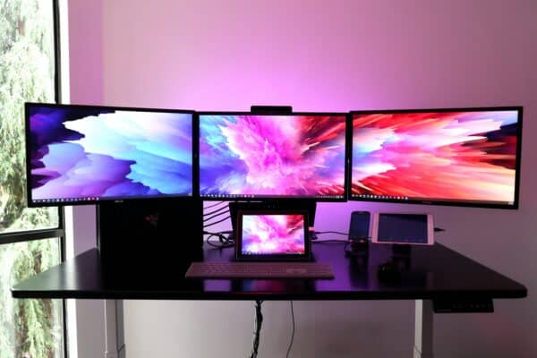 Das Bild zeigt ein Multi-Monitor-Trading-Setup mit 4 Bildschirmen. 