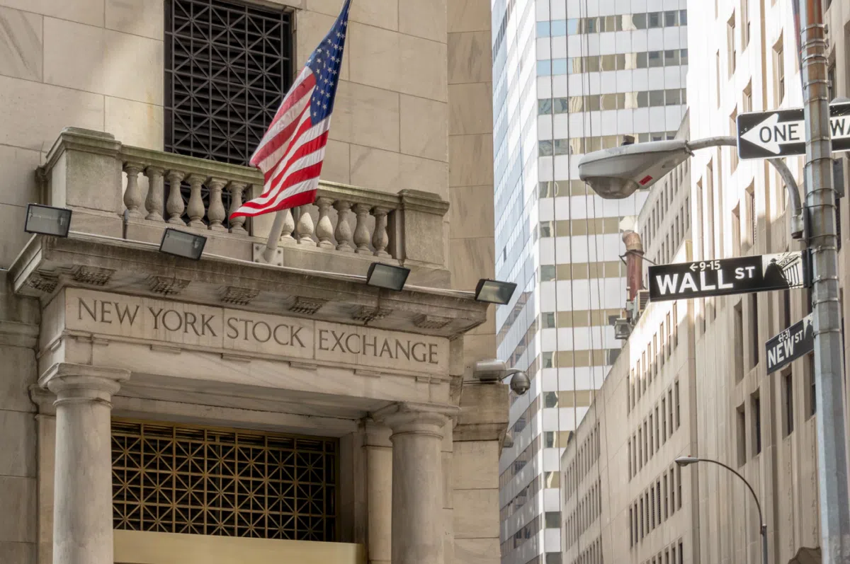 Das Bild zeigt das Gebäude der New York Stock Exchange samt Schriftzug und US-Flagge.