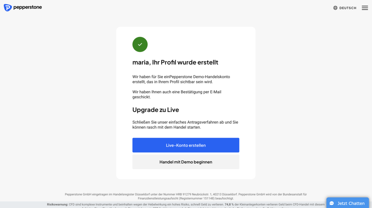 Bestätigungsseite für die Kontoerstellung bei Pepperstone. Eine Meldung informiert, dass das Profil erfolgreich erstellt wurde und eine E-Mail-Bestätigung versendet wurde. Es gibt zwei Buttons: 'Live-Konto erstellen' (blau) und 'Handel mit Demo beginnen'. Unten befindet sich eine Risikowarnung zum CFD-Handel. Rechts unten ist ein Chat-Symbol für den Kundensupport sichtbar.