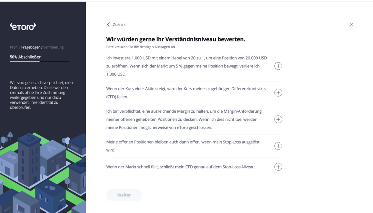 eToro-Fragebogen zur Bewertung des Verständnisses für den Aktienhandel. Das Formular enthält mehrere Aussagen zu Hebelwirkung, Margin-Anforderungen, Stop-Loss und CFDs, die angekreuzt werden müssen. Links zeigt eine Illustration von Gebäuden mit Handels- und Finanzsymbolen. Ein Fortschrittsbalken oben links zeigt, dass die Verifizierung zu 50 % abgeschlossen ist.