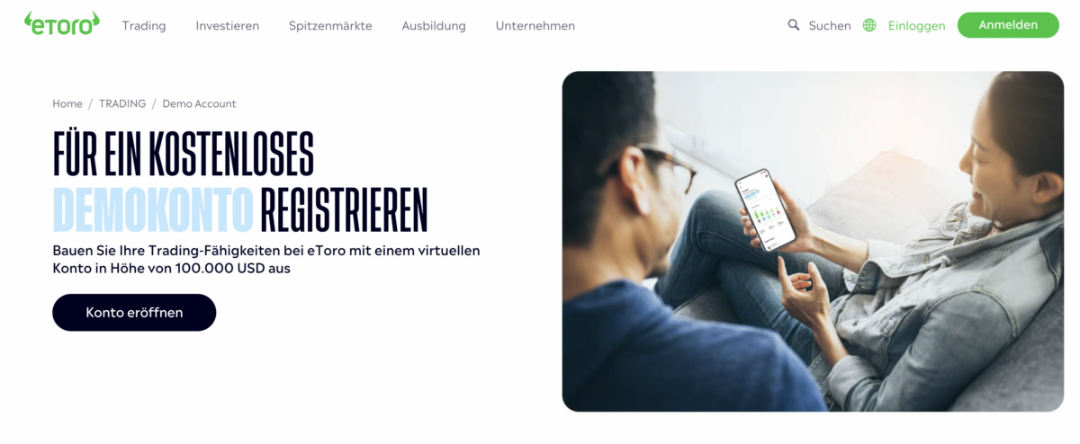 eToro-Webseite mit einer Werbeanzeige für ein kostenloses Demokonto. Links steht ein großer Schriftzug mit der Aufforderung zur Registrierung für ein virtuelles Konto mit 100.000 USD. Darunter befindet sich ein schwarzer Button mit der Aufschrift 'Konto eröffnen'. Rechts im Bild sitzt eine lächelnde Frau mit Smartphone auf dem Sofa, während sie die eToro-App nutzt.