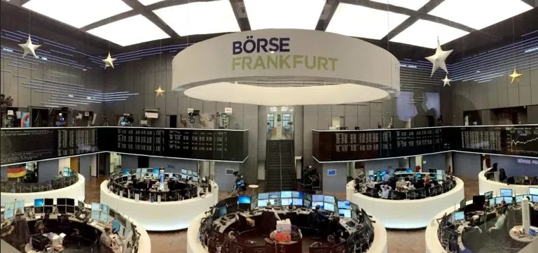 Das Bild zeigt die Börse Frankfurt von innen.